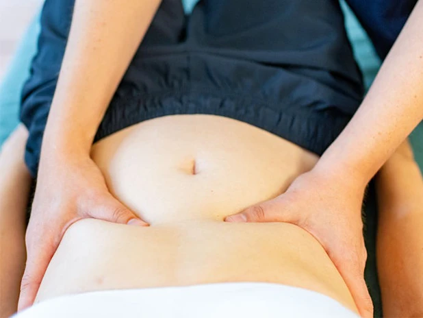 Osteopathische Behandlung im Bauchbereich