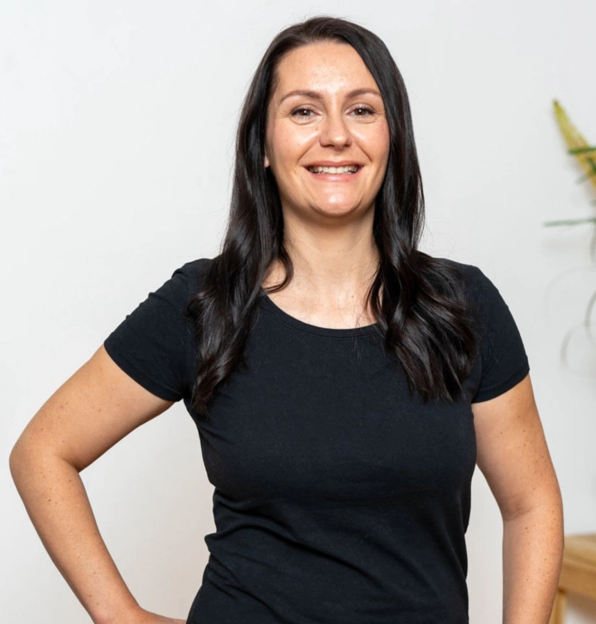 Portrait von Stefanie Diller – deine Ansprechpartnerin für symptombasierte Therapie bei PHYSO.