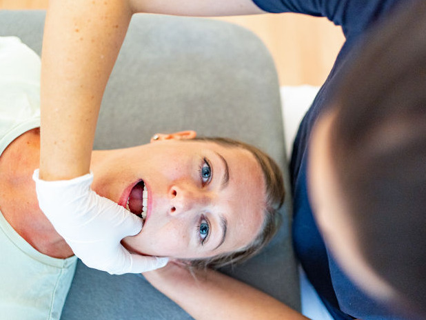 CMD-Behandlung durch Stefanie Diller bei einer Patientin