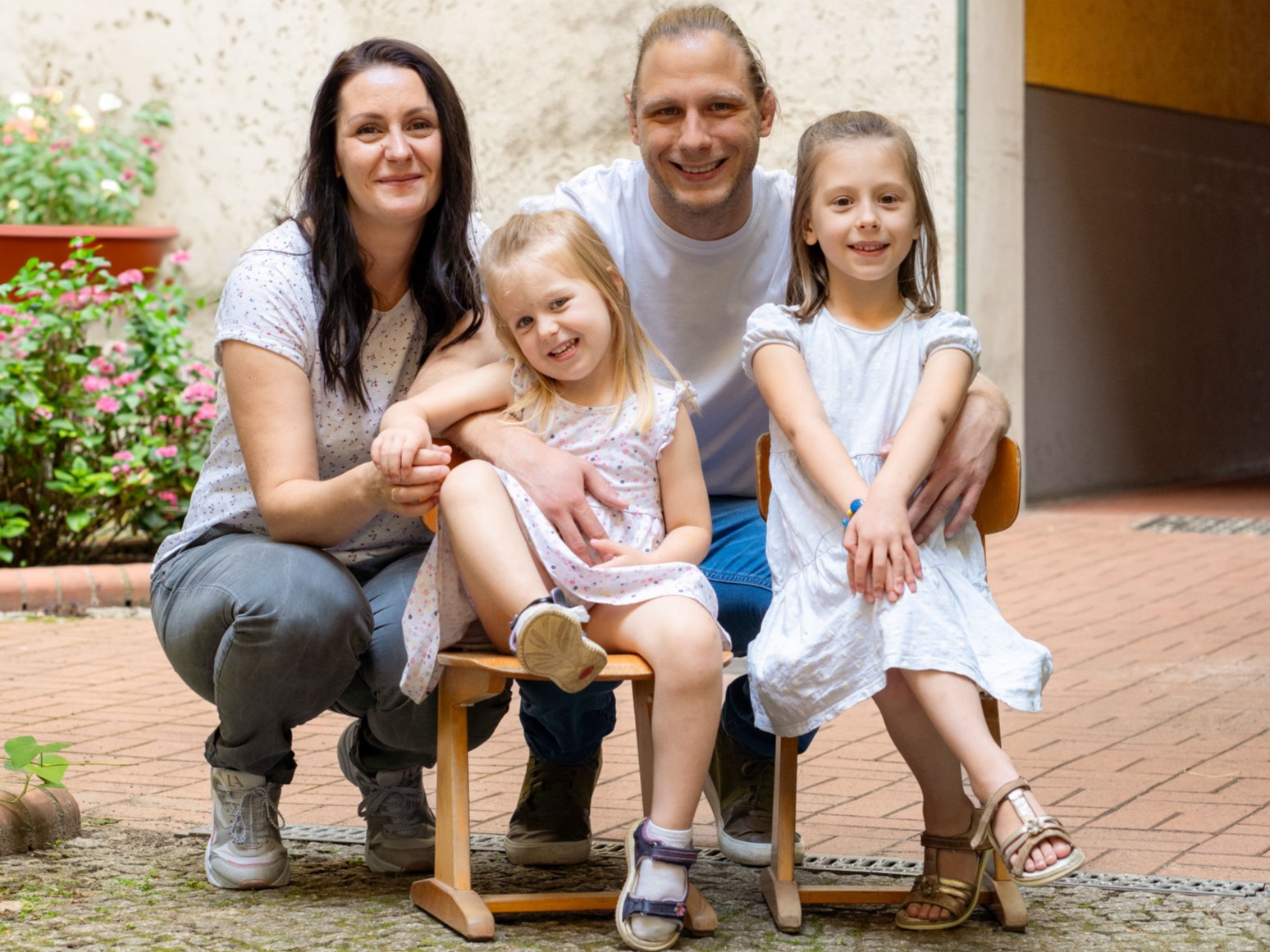 Familienfoto von Stefanie und Oliver Diller mit zwei Töchtern.