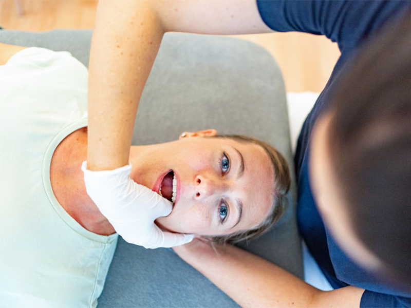 CMD-Behandlung bei einer Patientin mit geöffnetem Mund