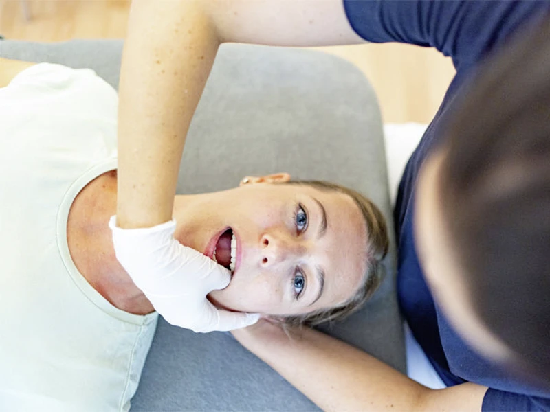 CMD-Behandlung bei einer Patientin mit geöffnetem Mund
